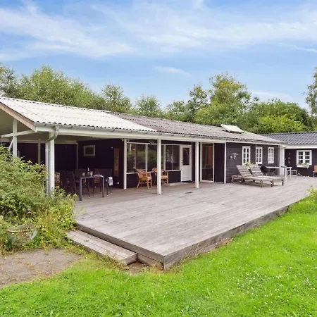 Holiday home Gunloeg - 1-3km From The Sea In Ne Jutland By Interhome Hals